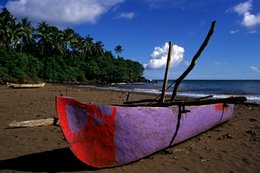 Archipel-des-Comores;-Bateau;-Cocotiers;-France;-Kaleidos;-Kaleidos-images;-La-parole-à-limage;-Laurent-Abad;-Mayotte;-Mer;-Océan-Indien;-Pirogue;-Pirogue-à-balancier;-Plage;-Sable-noir;-Stories-Pictures